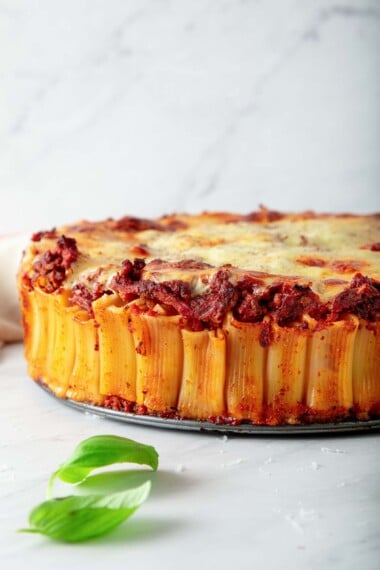 This cozy Baked Rigatoni is the ultimate comfort food! Rich tomato sauce, creamy homemade béchamel, and perfectly tender pasta baked into a stunning dish. Keep it classic in a 9×13 baking dish or try the honeycomb method. Either way: pure, cheesy comfort. 🍝✨